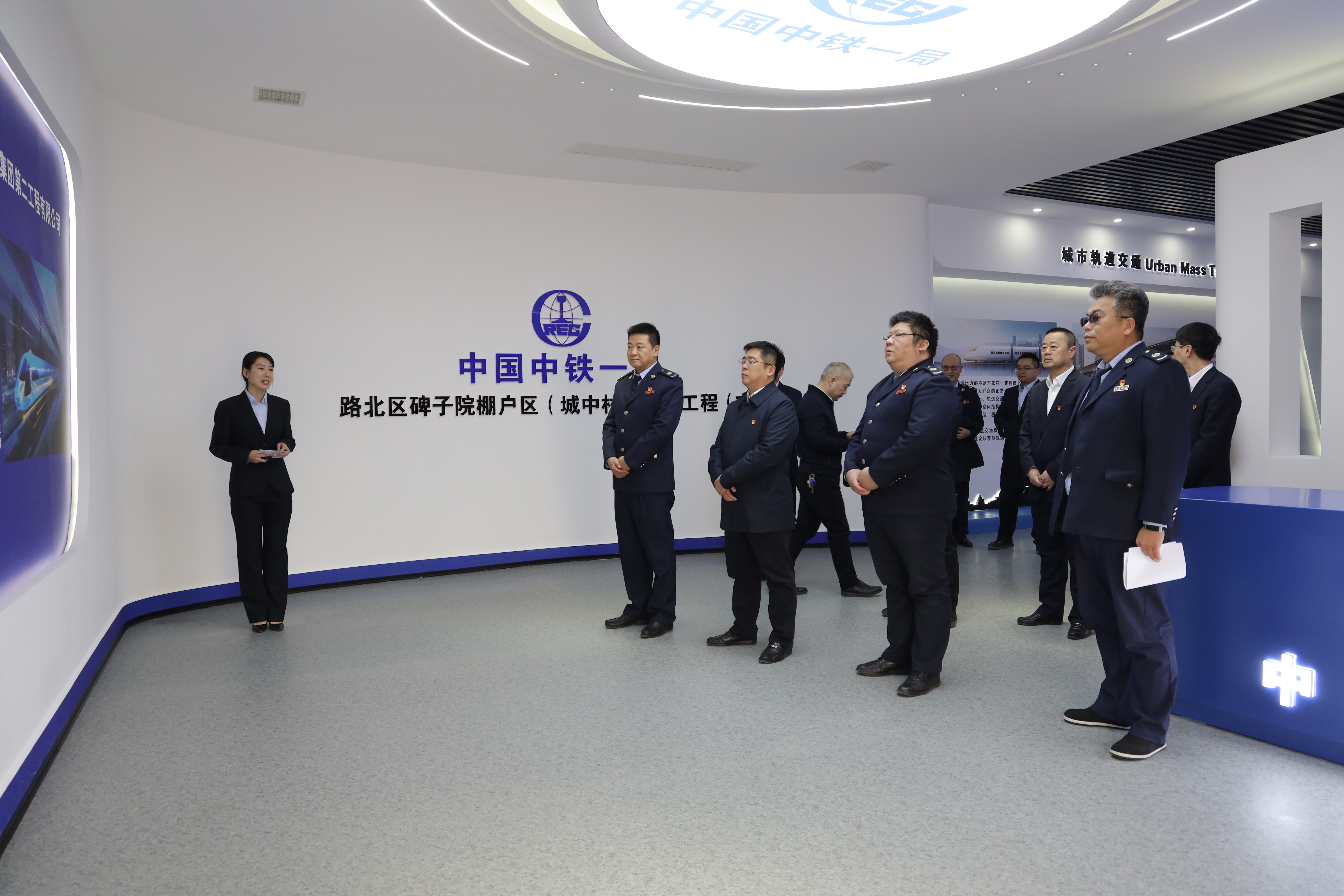 参观1.jpg