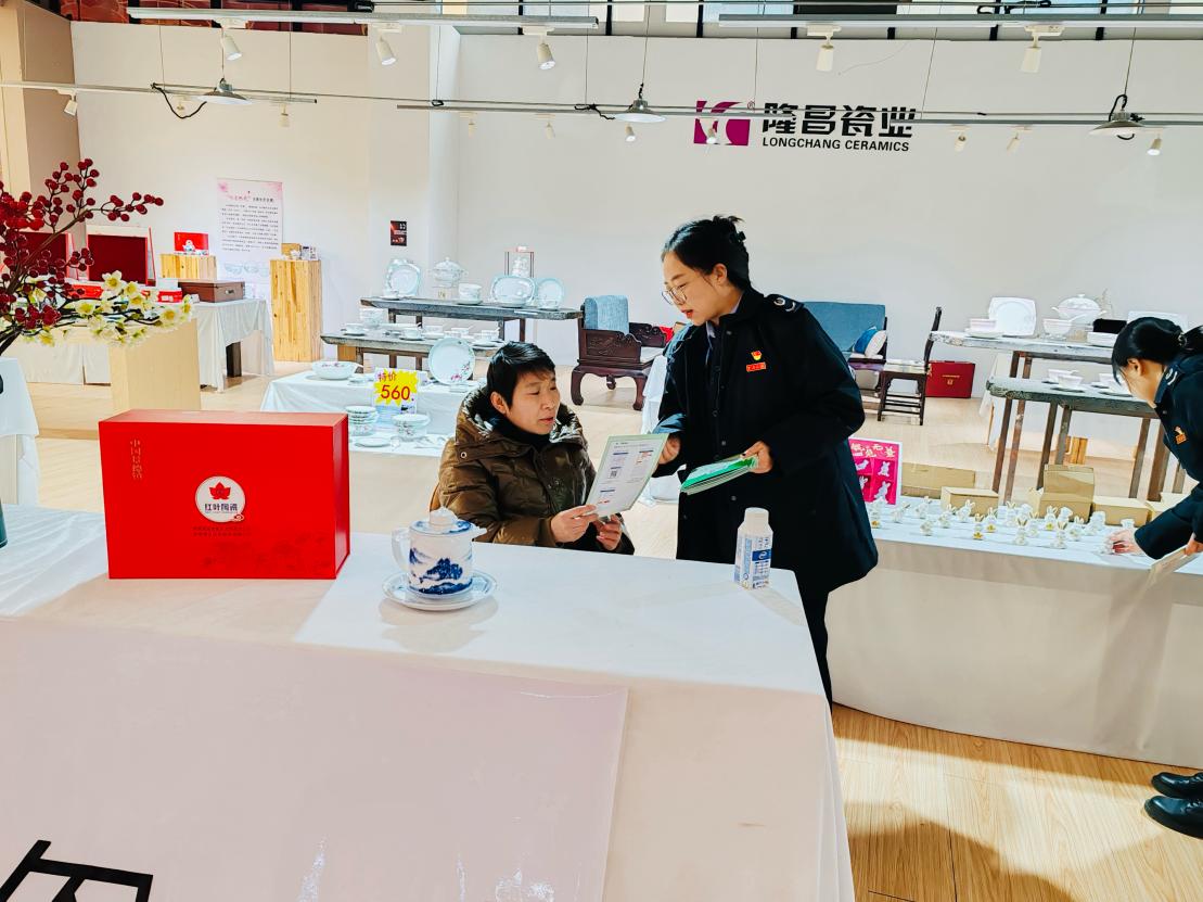 税收宣传进庙会  政策找人迎新春2.jpg